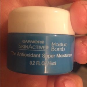 Garnier moisture bomb